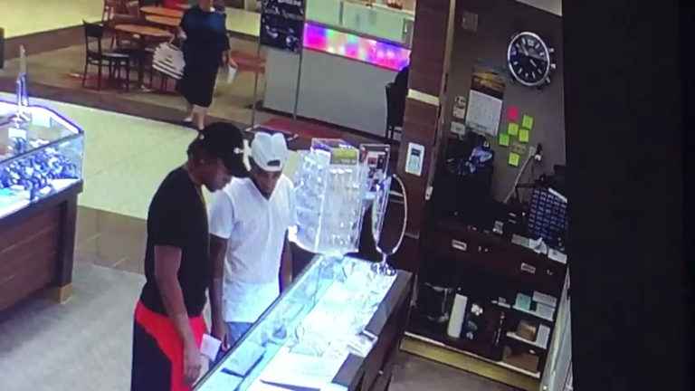 VIDEO: JEWELRY STORE ROBBERY $10,000 DIAMOND AND GOLD CHAIN STOLEN 