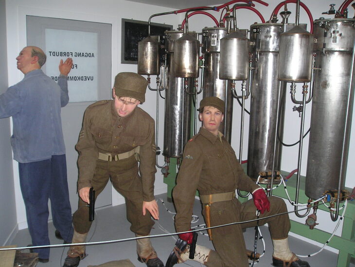 Reconstruction of part of the Gunnerside operation team, in the midst of sabotage of the Vemork factory (south of Norway), thanks to explosives placed in the electrolysis chambers which allowed the manufacture of heavy water. | Hallvard Straume / Domain Public via Wikimedia Commons