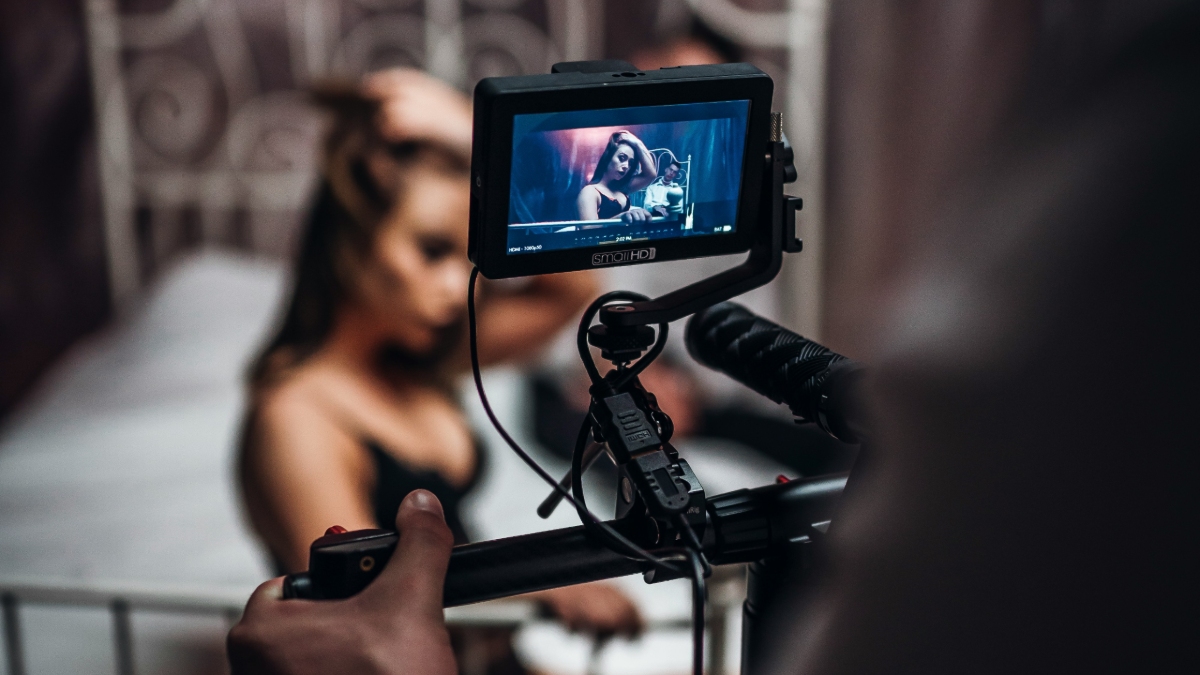 It is not the pornography that must be prohibited, but the false ass scenes in the films for all audiences