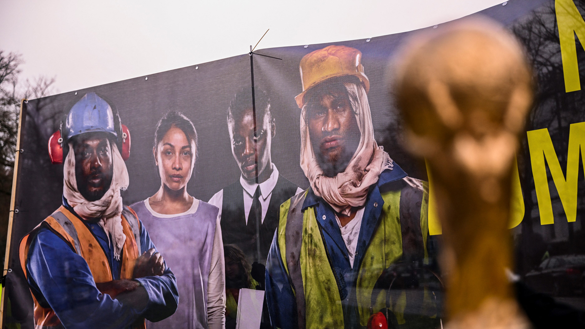 Qatar 2022: FIFA ignores its own report on workers' rights