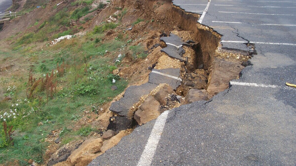 What was the worst earthquake in the history of France?