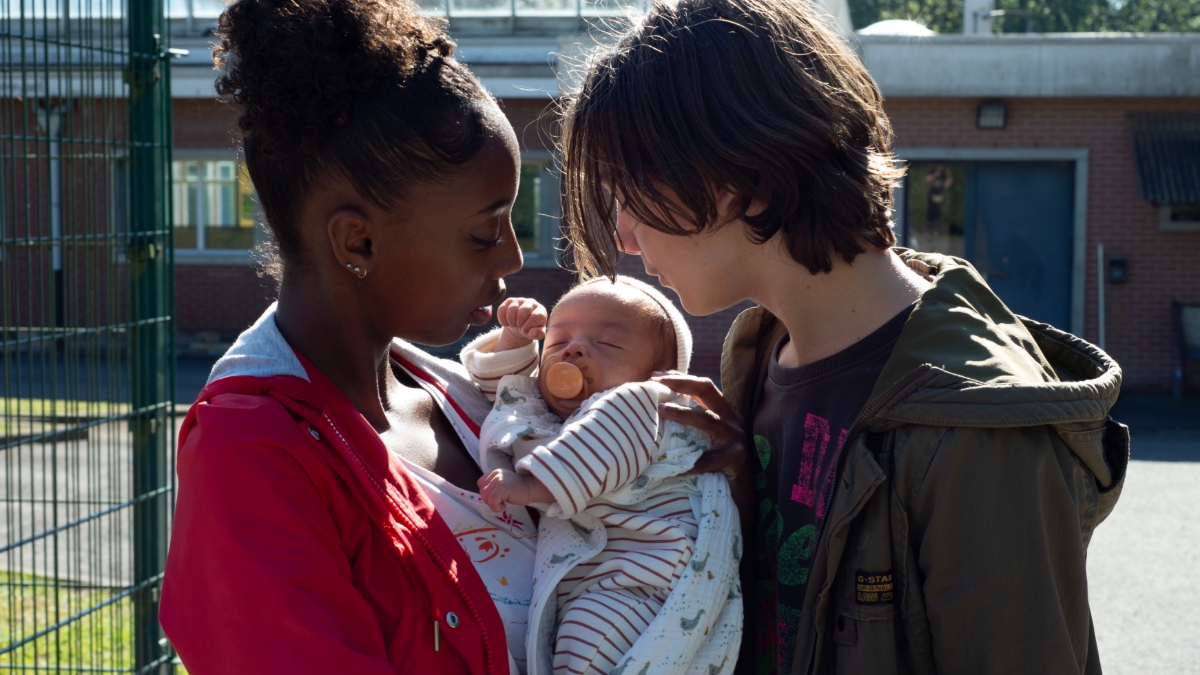 Cannes 2025, day 10: "young mothers" sensitive and precise, Chinese dreams and old songs