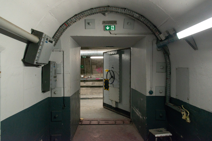 This armored door once gave access to the corridor leading to the shooting capsule, where two officers trained to execute the French nuclear fire. | Guillaume Origoni / Hans Lucas