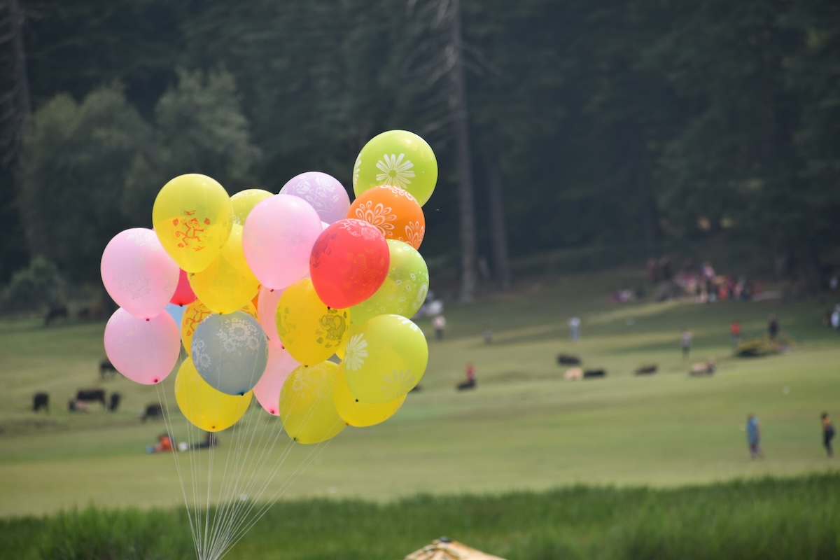 A Chinese influencer climbs a mountain using a helium balloon