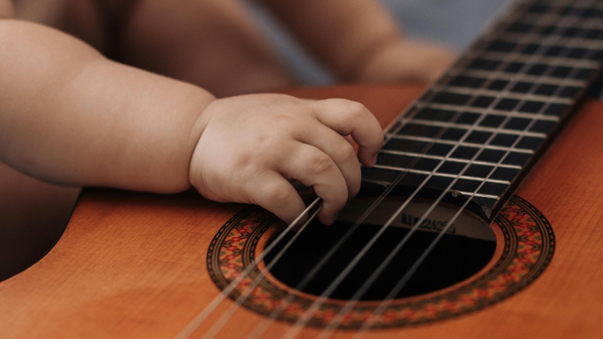 Concerts and bottles: the agitated daily life of parents on tour