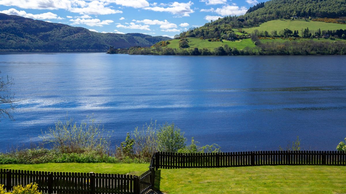 Video: A witness is convinced that they have filmed the Loch Ness monster (we a little less)