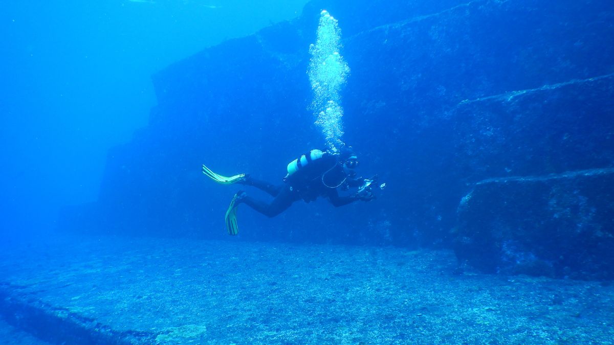 Yonaguni's mysterious swallowed pyramid in Japan: myth or vestige of a forgotten civilization?