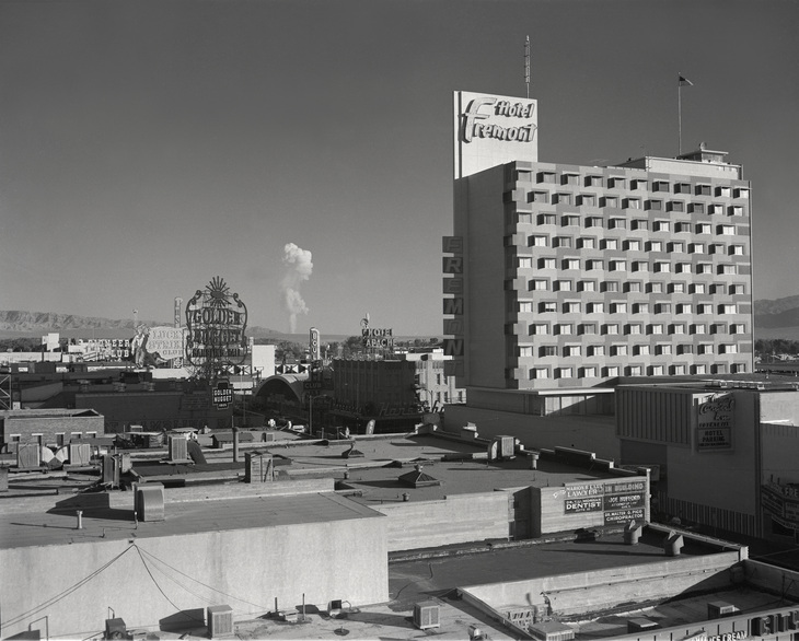 Image taken during a nuclear test, visible from the roofs of the shops of Fremont Street in Las Vegas (Nevada), June 24, 1957. | Don English / Las Vegas News Bureau / LVCVA Archive