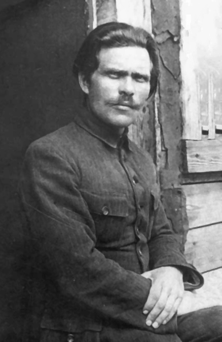 Nestor Ivanovitch Makhno (1888-1934), here in a camp of displaced people in Romania, in 1921. | Unknown author / Public domain via Wikimedia Commons