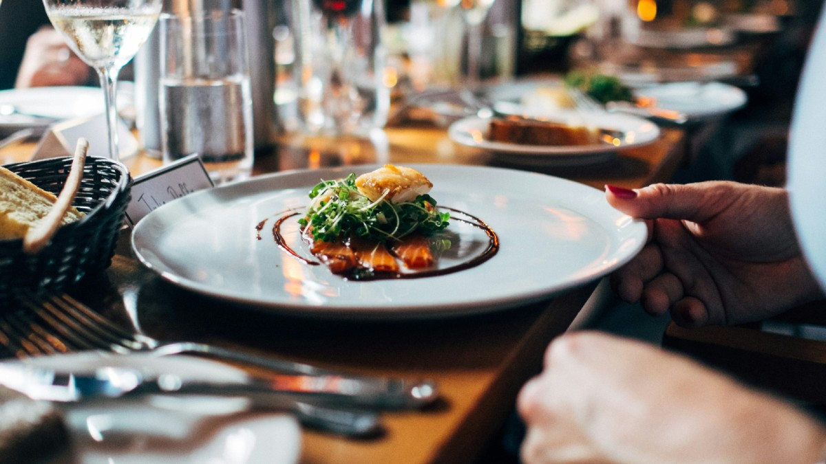 Flying in restaurants is trendy on Tiktok and it worries merchants