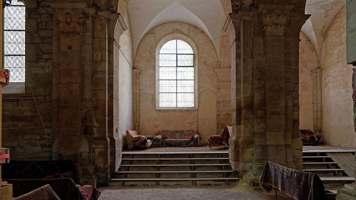 Dijon: In an abandoned church, they discover a forgotten staircase leading to a mysterious funeral vault