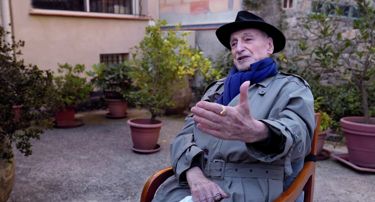 At the same time Charles, one of the two characters, and Paul Vecchiali, the man and the filmmaker, who a few weeks before his death was still oh live. | The crossing