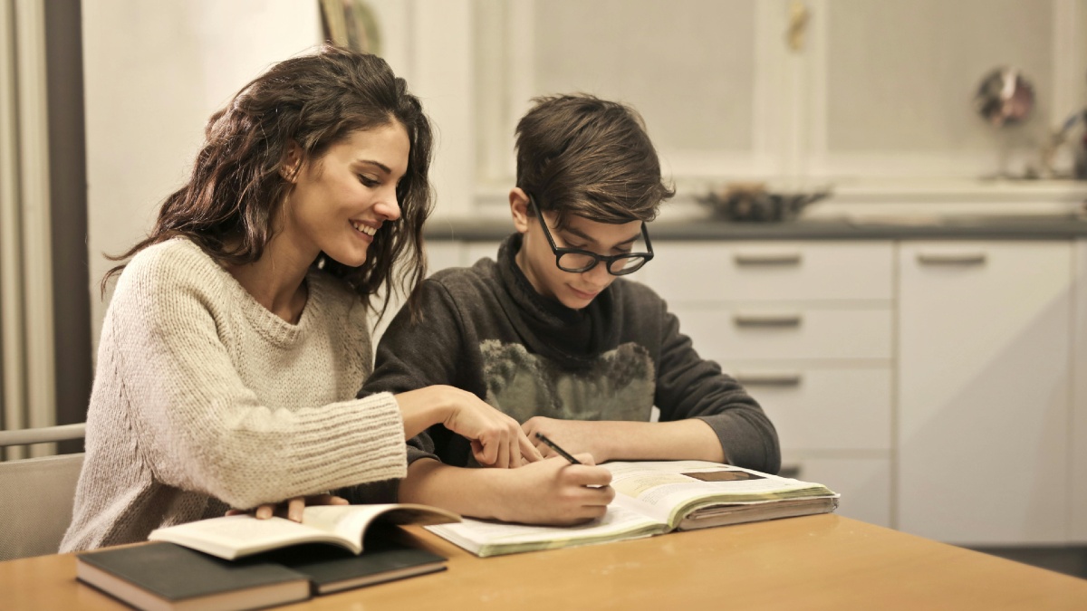 A mother refuses that her son will make her homework, the teacher ends up proving her right