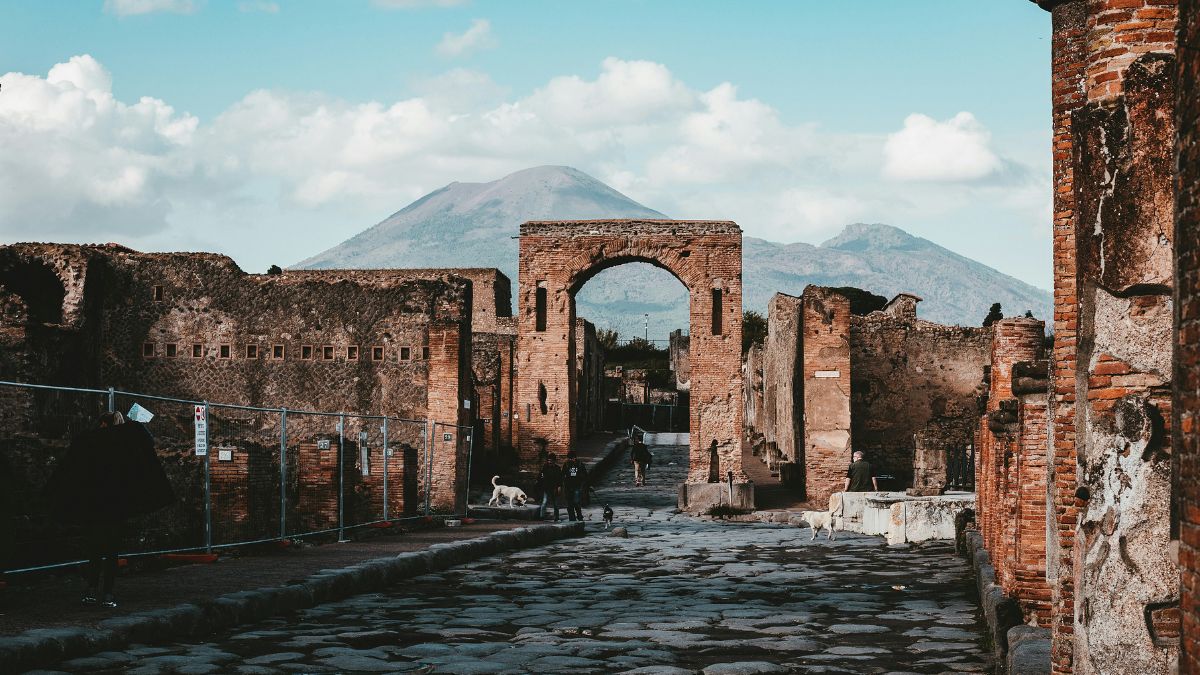After the destruction of Pompeii by Vesuvius, some survivors returned to live there