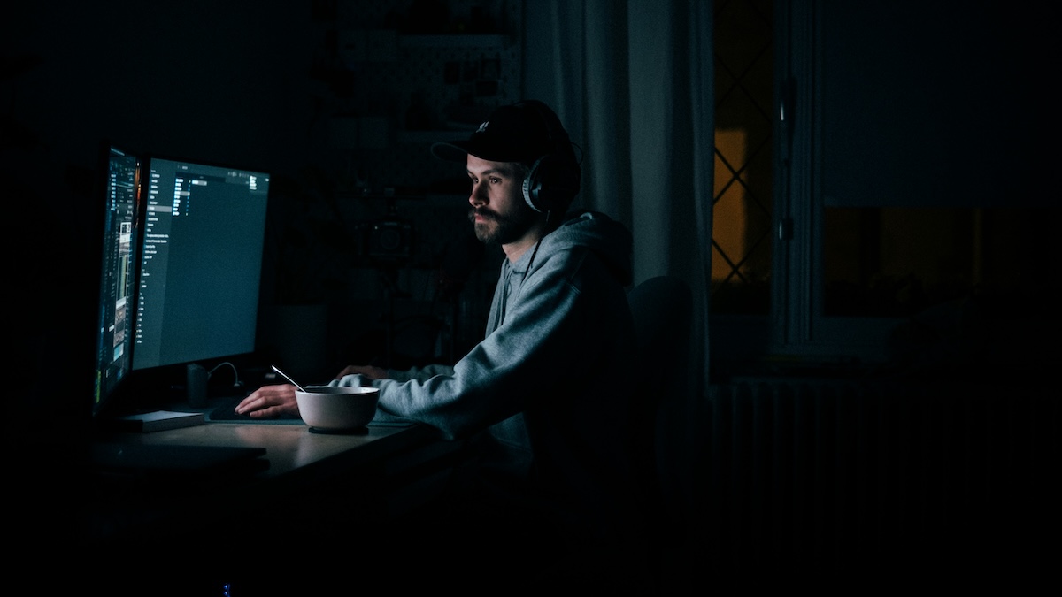 Going to bed after midnight makes you cynical and impulsive