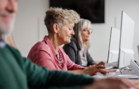 Among seniors, the discreet rise of AI is already changing daily life