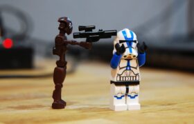 Is society becoming more and more violent? If we are to believe the evolution of Lego, yes