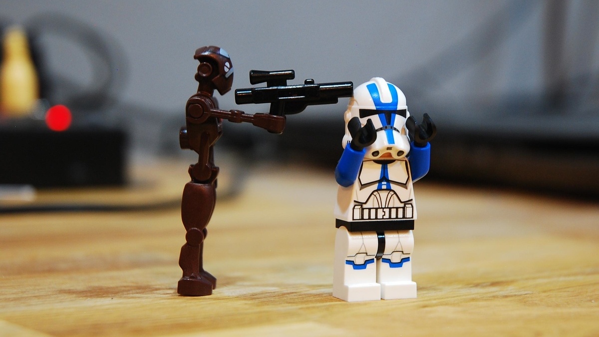 Is society becoming more and more violent? If we are to believe the evolution of Lego, yes