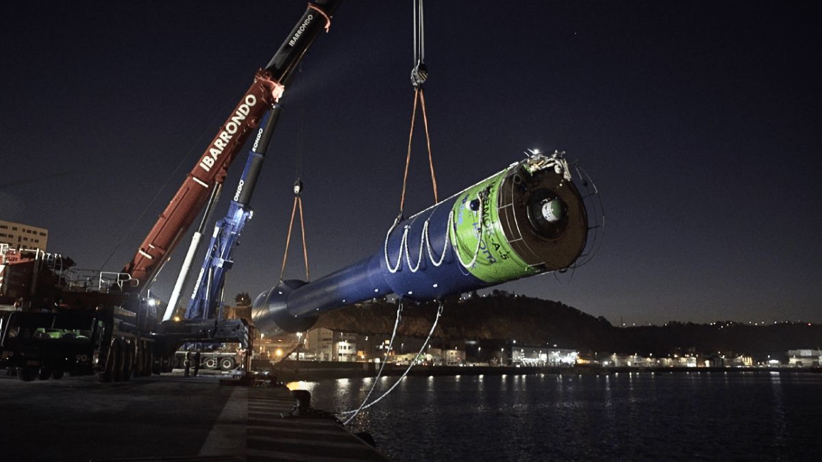 The Spanish threw a giant 42 meter buoy into the sea to generate electricity, and it works