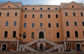 Locked up at night in their high school, these high school students discover by chance the ruins of an ancient Roman villa