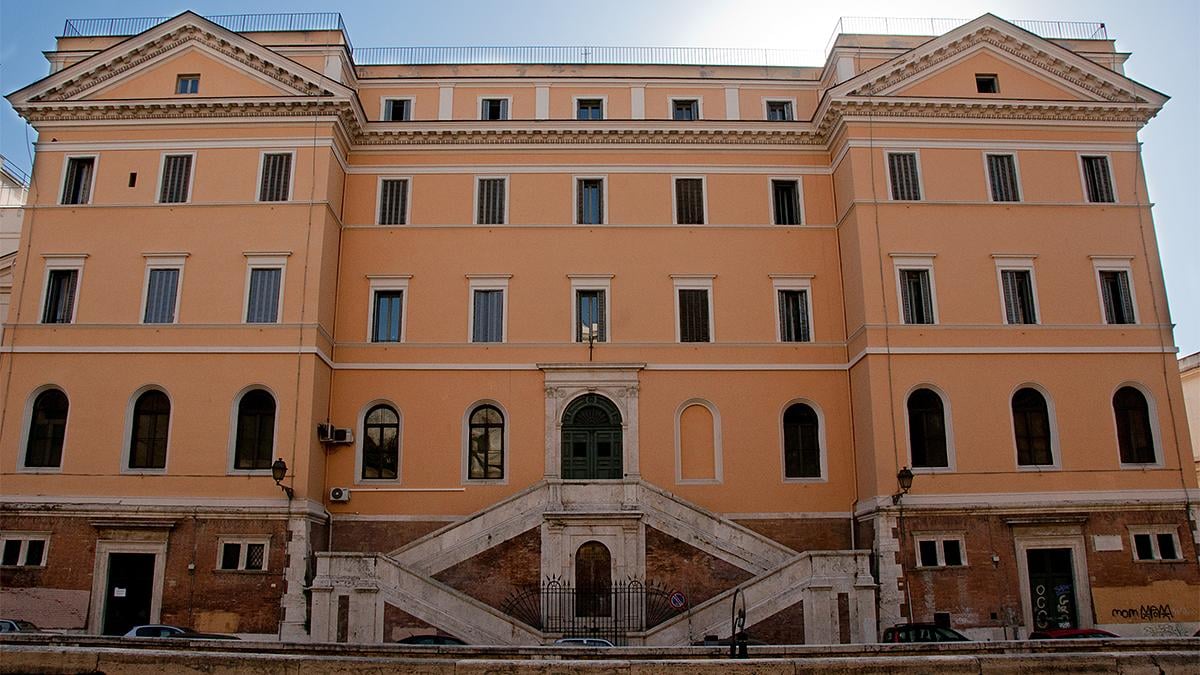 Locked up at night in their high school, these high school students discover by chance the ruins of an ancient Roman villa